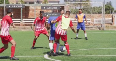 Spor sahasında futbol oynayan erkek futbolculardan oluşan bir takımın sosyal medya ikonlarının canlandırılması. Sosyal medya ağı ve spor konsepti