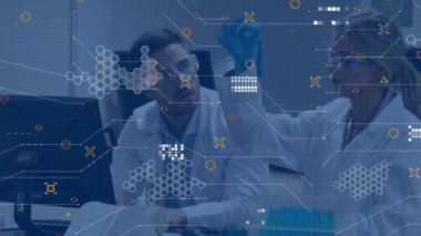 Laboratuvarda çalışan beyaz erkek ve kadın bilim adamları üzerinde veri işleme animasyonu. Tıbbi araştırma ve bilim teknolojisi kavramı