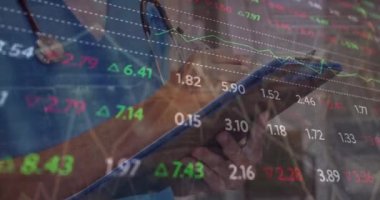 Kafkas erkek doktor üzerinde veri işleme animasyonu. Küresel tıp, bilgisayar ve dijital arayüz kavramı dijital olarak oluşturulmuş video.