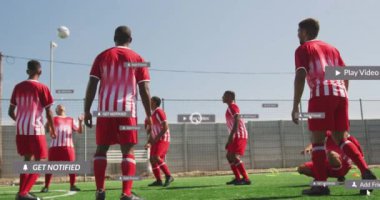 Sosyal medya simgelerinin spor sahasında antrenman yapan çeşitli erkek futbolculardan oluşan bir takım üzerinde canlandırılması. Sosyal medya ağı ve spor konsepti