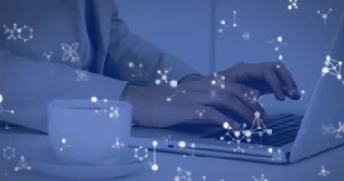 Laptop kullanan beyaz adamın elleri üzerinde moleküllerin animasyonu. Bilim, ağ, iş ve teknoloji konsepti dijital olarak oluşturulmuş video.