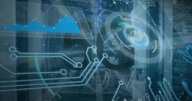 Sunucu üzerinden 5G metin, dürbün taraması ve veri işleme animasyonu. Dijital olarak oluşturulmuş küresel bağlantılar, veri işleme ve dijital arayüz kavramı.