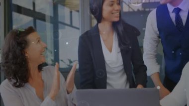 Çeşitli iş adamlarının konuştuğu bağlantıların animasyonu. Küresel iş ve dijital arayüz kavramı dijital olarak oluşturulmuş video.