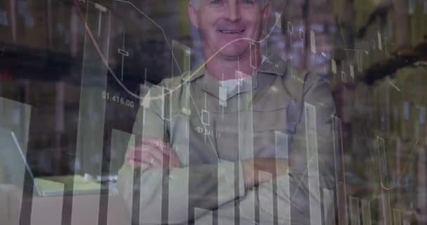 Animação Processamento Dados Estatísticos Sobre Trabalhador Masculino Caucasiano Sênior Sorrindo — Vídeo de Stock