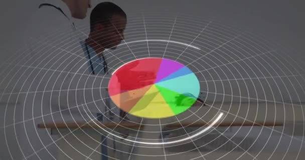 医師や患者に対するデータ処理のアニメーション グローバル医療 コンピューティング デジタルインターフェースの概念デジタル生成されたビデオ — ストック動画
