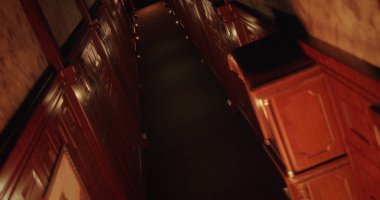 Korkunç karanlık iç kısımda eski ahşap panelli koridorun görüntüsü. Korku, korku ve gerilim konsepti dijital olarak oluşturulmuş görüntü.