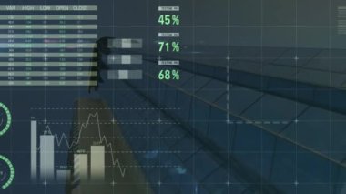 Şehir manzarası üzerinde veri işleme animasyonu. Küresel teknoloji, bilgisayar ve dijital arayüz kavramı dijital olarak oluşturulmuş video.