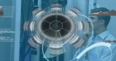 5G metin, dürbün taraması ve erkek mühendisler ve sunucular üzerinde veri işleme animasyonu. Dijital olarak oluşturulmuş küresel bağlantılar, veri işleme ve dijital arayüz kavramı.