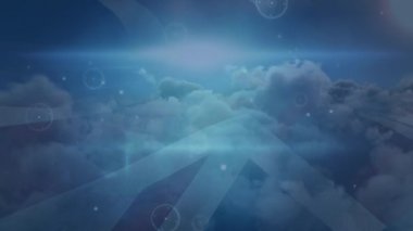 Gökyüzündeki bulutların üzerindeki bağlantı ağının animasyonu. Küresel ağ ve iş teknolojisi kavramı