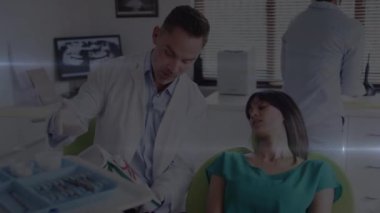 Çeşitli doktor ve hastaların üzerindeki ışık izlerinin animasyonu. Küresel tıp, sağlık ve dijital arayüz kavramı dijital olarak üretilen video.