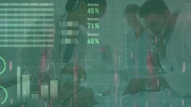 Çeşitli doktorların konuştuğu veri işleme animasyonu. Küresel tıp ve dijital arayüz kavramı dijital olarak oluşturulmuş video.