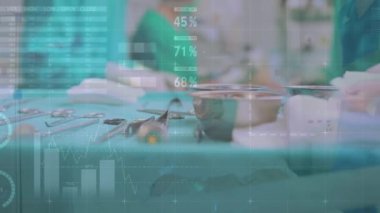 Ameliyat sırasında çeşitli cerrahlar üzerinde veri işleme animasyonu. Küresel tıp ve dijital arayüz kavramı dijital olarak oluşturulmuş video.