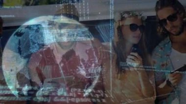 Teknoloji kullanılarak farklı insanların veri işleme animasyonu. Küresel iş ve dijital arayüz kavramı dijital olarak oluşturulmuş video.