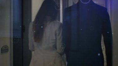 Yürüyen çeşitli iş adamları üzerindeki bağlantı ağının animasyonu. Küresel iş ve dijital arayüz kavramı dijital olarak oluşturulmuş video.