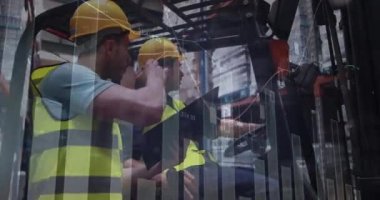 Depodaki stokları kontrol eden iki beyaz erkek işçinin veri işleme animasyonu. Lojistik işi ve teknoloji konsepti