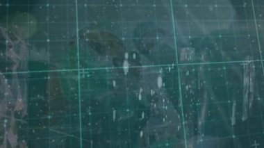 Yüz maskeli çeşitli doktorlarda veri işleme animasyonu. Küresel tıp ve dijital arayüz kavramı dijital olarak oluşturulmuş video.