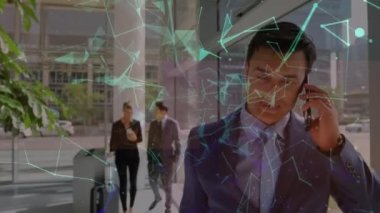 Kafkas iş adamının akıllı telefondan konuştuğu ağ bağlantılarının animasyonu. Küresel iş ve dijital arayüz kavramı dijital olarak oluşturulmuş video.