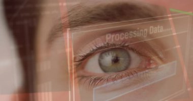 Kafkasyalı bir kadının gözünün üzerinde veri işlenen dijital ekranın animasyonu. Veri işleme, iletişim, biyonik göz ve teknoloji konsepti dijital olarak oluşturulmuş video.