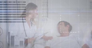 Doktor ve hasta üzerinde veri işleme animasyonu. Küresel tıp, bilgisayar ve dijital arayüz kavramı dijital olarak oluşturulmuş video.