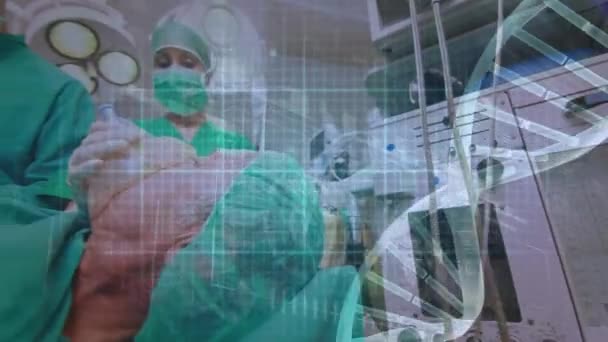 手術中の多様な外科医に対するデータ処理のアニメーション グローバル医療とデジタルインターフェースの概念デジタル生成されたビデオ — ストック動画