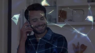 Beyaz adamın üzerinde hareket eden şekillerin animasyonu akıllı telefondan konuşuyor. Küresel iş ve dijital arayüz kavramı dijital olarak oluşturulmuş video.