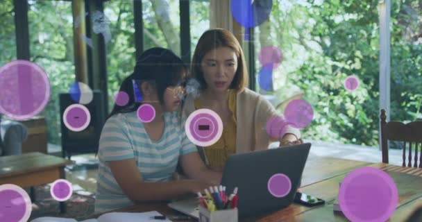 Animação Sobre Mãe Asiática Filha Usando Laptop Rede Comunicação Aprendizagem — Vídeo de Stock