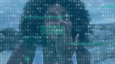 Mutlu Afro-Amerikan kadını üzerine hatalı ikili kod animasyonu. Ağ, bağlantılar ve dijital olarak oluşturulan iletişim konsepti.