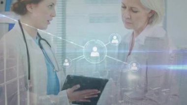 Çeşitli doktor ve hastalar üzerinde ikonlar ve ışık yollarıyla bağlantı ağının animasyonu. Küresel tıp, sağlık ve dijital arayüz kavramı dijital olarak üretilen video.