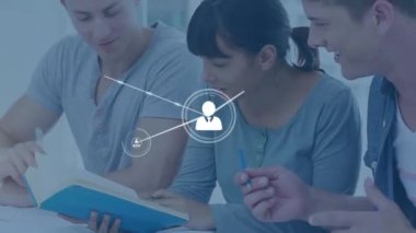 Çeşitli iş adamlarının konuştuğu simgelerle bağlantı ağının animasyonu. küresel iş ve dijital arayüz kavramı dijital olarak oluşturulmuş video.