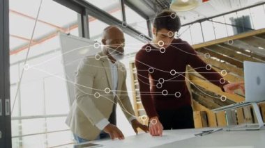 İki farklı iş adamının bir plan üzerinde tartıştığı bağlantılar ağının animasyonu. İş teknolojisi kavramı