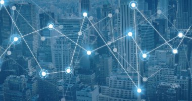 Şehir manzarası üzerindeki parlayan noktalarla olan bağlantı ağının resmi. Küresel teknoloji, bilgisayar ve dijital arayüz kavramı dijital olarak oluşturulmuş görüntü.