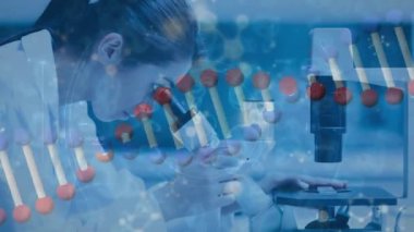 DNA ve hücrelerin animasyonu mikroskoplu kadın laboratuvar çalışanı üzerinde. Dijital olarak üretilen sağlık, tıp ve laboratuvar konsepti.