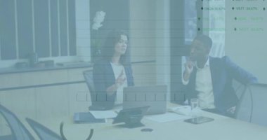 Ofisteki çeşitli iş adamlarıyla ilgili finansal grafiklerin ve verilerin animasyonu. İş, finans ve ekonomi kavramı dijital olarak oluşturulmuş video.