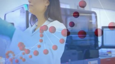 Kafkasyalı kadın doktorun üzerinde test tüpleriyle DNA iplikçiklerinin canlandırılması. Küresel tıp ve dijital arayüz kavramı dijital olarak oluşturulmuş video.