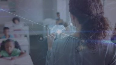 Çeşitli okul çocukları ve öğretmenler arasında bağlantı ve ışık yollarının animasyonu. Küresel eğitim, bağlantılar ve dijital arayüz kavramı dijital olarak oluşturulmuş video.