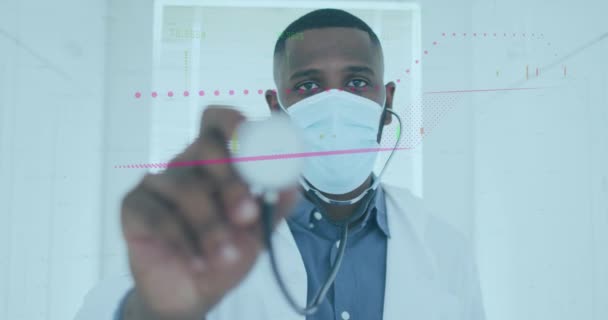 Stetoskop Tutan Afrika Kökenli Amerikalı Erkek Doktorun Mali Veri Işleme — Stok video