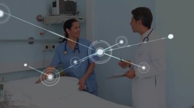 Çeşitli doktorlar üzerindeki bağlantı ağının animasyonu. Küresel tıp, sağlık ve dijital arayüz kavramı dijital olarak üretilen video.
