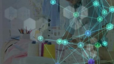 İki kadın ve erkek moda tasarımcısına karşı tıbbi ikon ağının animasyonu. Küresel ağ ve iş teknolojisi kavramı