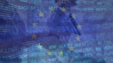 Çeşitli iş adamları üzerinde bayrak ve borsa animasyonu. Küresel iş, bilgisayar ve dijital arayüz kavramı dijital olarak oluşturulmuş video.