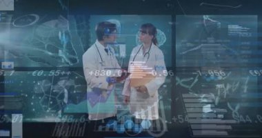 Tıbbi yapılarla dijital arayüzün animasyonu, hastanede tartışan doktorların çizelgeleri. Dijital bileşik, çoklu pozlama, veri, takım çalışması, tıbbi ve sağlık konsepti.