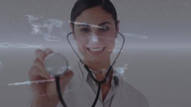 Beyaz kadın doktorun gülümsemesi üzerine veri işleme ve tıbbi ikonların animasyonu. Küresel tıp ve dijital arayüz kavramı dijital olarak oluşturulmuş video.