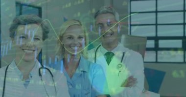 Çeşitli sağlık çalışanlarının gülümsemesi üzerine finansal veri işleme animasyonu. Küresel finans ve sağlık konsepti