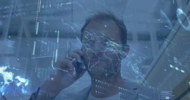 Kafkas iş adamının akıllı telefondan konuştuğu veri işleme animasyonu. Küresel iş ve dijital arayüz kavramı dijital olarak oluşturulmuş video.