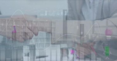 İş adamı ve iş kadınının orta kesiminde veri işleme animasyonu el sıkışıyor. İş verileri ve analitik teknoloji kavramı