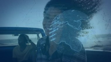 Mutlu, melez bir kadın üzerinde küre ve bağların animasyonu. Ağ, bağlantılar ve dijital olarak oluşturulan iletişim konsepti.