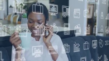 Afro-Amerikan kadınlarının mali simgelerinin canlandırılması. İş, finans, iletişim ve teknoloji konsepti dijital olarak oluşturulmuş video.