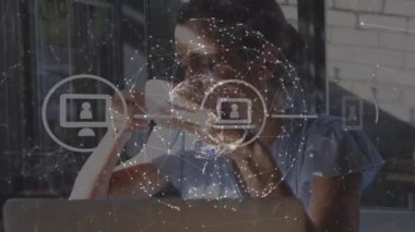 Veri işleme animasyonu ve Kafkasyalı iş kadınının ofisindeki ikonlar. Küresel iş ve dijital arayüz kavramı dijital olarak oluşturulmuş video.