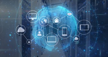 Sunucu odasının üzerinde simgelerle veri işleme ve küresinin resmi. Küresel iş ve dijital arayüz kavramı dijital olarak oluşturulmuş görüntü