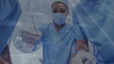 Çeşitli doktorların veri işleme ağıyla bağlantılarının animasyonu. Küresel tıp, sağlık ve dijital arayüz kavramı dijital olarak üretilen video.