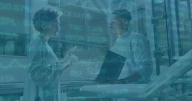 Dizüstü bilgisayarla çeşitli iş adamları üzerinde finansal veri işleme animasyonu. Küresel iş, finans ve dijital arayüz kavramı dijital olarak oluşturulmuş video.